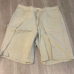 Columbia Mens khaki cargo shorts